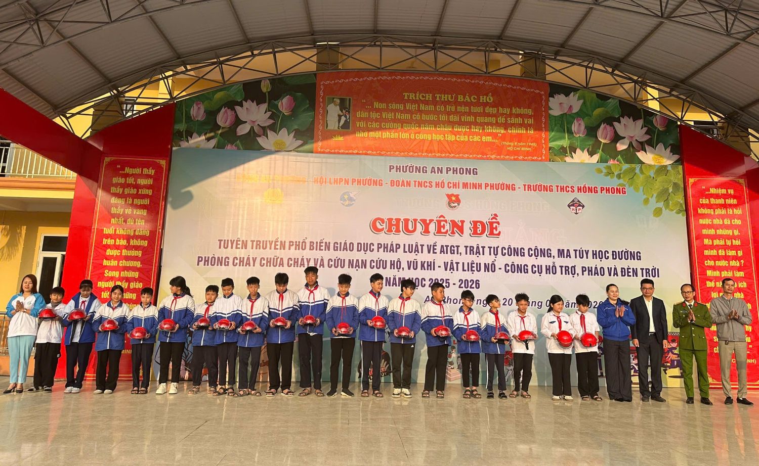 Tuyên truyền về an toàn giao thông, phòng chống ma tuý tại viên Trường THCS Hồng Phong (phường An Phong) 
